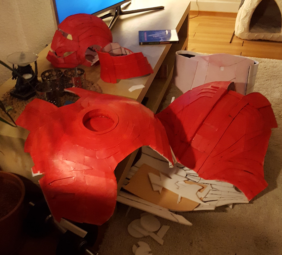 Der Anzug wächst und gedeiht. Es sind schon weit mehr Teile fertig, aber da ich sonst keinen Fuß mehr im Wohnzimmer an den Boden bekäme sind die kleinteile erstmal in einer Ikea-Tüte verschwunden. Die Großen haben ihre erste Grundierung bekommen. Helm ist noch ohne Technik.